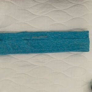 Running belt that goes over your waist. Size medium